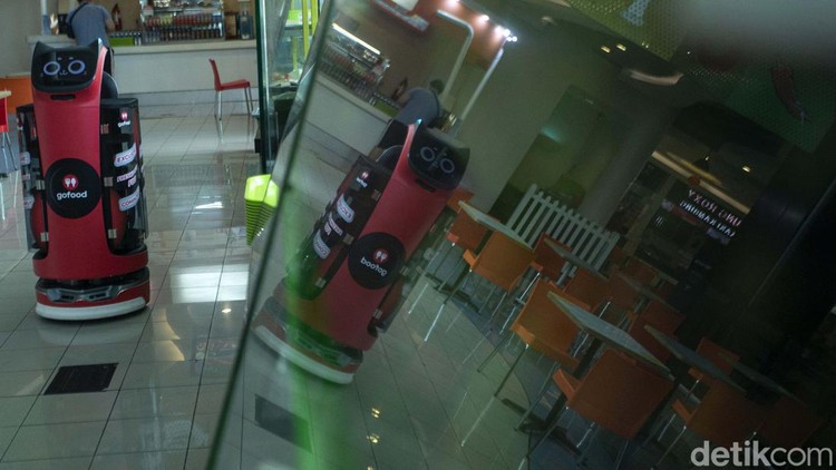 Robot Pengantar Makanan Ini Wara-wiri di Mal Jakarta GoFood memperkenalkan penggunaan robot untuk layanan pesan-antar makanan Indonesia. Robot berwarna merah terlihat di Mall Kelapa Gading, Jakarta.