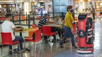 GoFood memperkenalkan penggunaan robot untuk layanan pesan-antar makanan Indonesia. Robot berwarna merah terlihat di Mall Kelapa Gading, Jakarta.