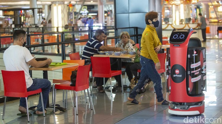Robot Pengantar Makanan Ini Wara-wiri di Mal Jakarta GoFood memperkenalkan penggunaan robot untuk layanan pesan-antar makanan Indonesia. Robot berwarna merah terlihat di Mall Kelapa Gading, Jakarta.