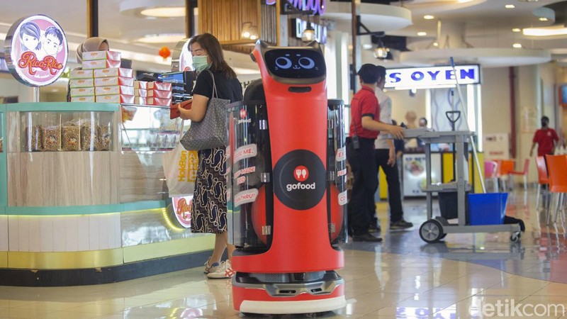 GoFood memperkenalkan penggunaan robot untuk layanan pesan-antar makanan Indonesia. Robot berwarna merah terlihat di Mall Kelapa Gading, Jakarta.