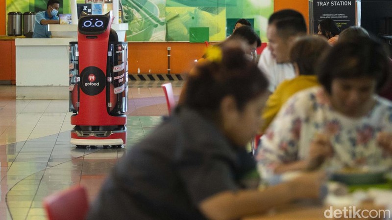 GoFood memperkenalkan penggunaan robot untuk layanan pesan-antar makanan Indonesia. Robot berwarna merah terlihat di Mall Kelapa Gading, Jakarta.