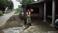 Pantauan detikcom, Senin (24/1/2022) di RT 14 kini tinggal menyisakan rumah Sumanto yang tidak terdampak proyek tol. Lokasinya berada di tepi jalan desa, persis di pojok perempatan.
