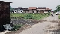 Di depan rumah Sumanto sebelah utara adalah hamparan sawah dan terlihat Dusun Padas di kejauhan. Di sisi timur adalah jalan desa dan di timur jalan itu ada sawah yang mulai diratakan untuk jalan tol. Kemudian di selatan rumah ada musala yang belum dirobohkan proyek tol. Sedangkan 23 rumah tetangganya sudah rata dengan tanah dan tidak ada lagi denyut perkampungan.