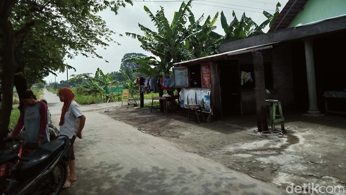 Keluarga Sumanto (58) tak punya tetangga gegara proyek Tol Jogja-Solo. Seluruh tetangganya di RT 14 RW 5 Dusun Ngentak, Klaten, pindah karena terdampak proyek tol.
