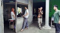 Menantu Sumanto, Riyanto (32), menjelaskan meskipun tidak punya tetangga keluarganya biasa saja. Sebab jalan di depan rumah merupakan jalan ramai.