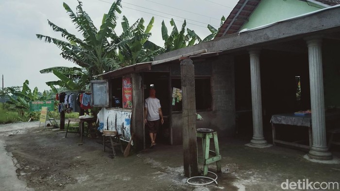 Rumah keluarga Sumanto (58) di Klaten yang kini tak punya tetangga lagi gegara proyek Tol Jogja-Solo, Senin (24/1/2022).