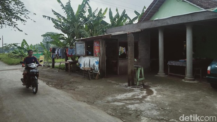 Rumah Sumanto (58) di Kecamatan Polanharjo, Klaten menjadi satu-satunya rumah di RT-nya karena semua rumah tetangganya tergusur proyek tol.