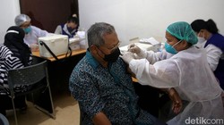 Partai NasDem menggelar vaksinasi booster untuk warga lansia di Jakarta. Tak hanya gelar vaksinasi booster, NasDem juga gelar vaksinasi biasa untuk anak-anak.