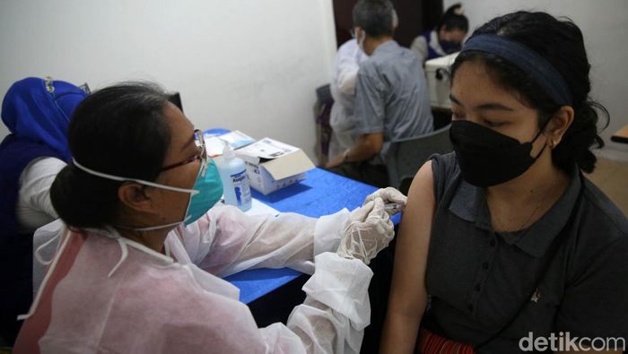 Partai NasDem menggelar vaksinasi booster untuk warga lansia di Jakarta. Tak hanya gelar vaksinasi booster, NasDem juga gelar vaksinasi biasa untuk anak-anak.