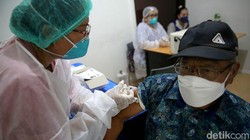 Saat Lansia di Jakarta Ramai-ramai Disuntik Vaksin Booster