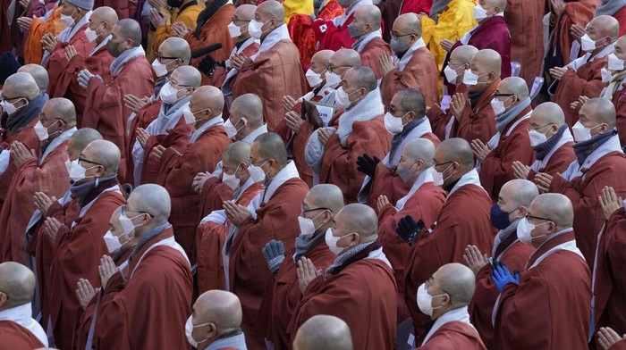 South Korean Buddhist monks pray during a rally against government's policy at the Jogye temple in Seoul, South Korea, Friday, Jan. 21, 2022. Thousands of Buddhist monks gathered to protest alleged religious discrimination by South Korean government. (AP Photo/Ahn Young-joon)