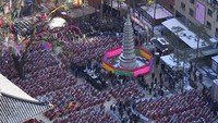 Para biksu ini berkumpul di area terbuka di Seoul di bawah udara musim dingin. (AP/Ahn Young-joon)