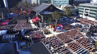 Ribuan biksu melakukan unjuk rasa di ibu kota Seoul, Korea Selatan. Mereka menuntut permintaan maaf karena tidak terima usai ada politisi dari partai penguasa yang menuding para biksu mencari untung dari pengunjung taman-taman nasional. (AP/Ahn Young-joon)