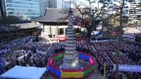 Para pengunjung ke taman nasional diminta iuran dari pihak biksu, meski tak mengunjungi kuil. Anggota DPR, Jung Chung-rai lantas membandingkan pihak biksu yang meminta bayaran ke pengunjung seperti tokoh penipu dalam cerita rakyat Korea Selatan. Jung berasal dari Partai Demokrat yang sedang berkuasa. (AP/Ahn Young-joon)