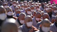 Biksu Budha Korea Selatan berpartisipasi dalam rapat umum di kuil Jogye di Seoul, Korea Selatan, Jumat, (21/1/2022). Mereka mengenakan masker dan menjaga jarak mengingat situasi Covid-19 belum mereda. (AP/Lee Jin-man)