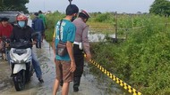 Jalan Antar Kecamatan Kembali Banjir, Polisi Lamongan Pasang Garis Pembatas