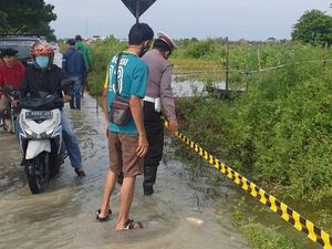 Jalan Antar Kecamatan Kembali Banjir, Polisi Lamongan Pasang Garis Pembatas