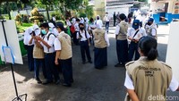SMPN 3 Depok pun jadi salah satu sekolah yang mulai melaksanakan PTM 100 persen hari ini. 