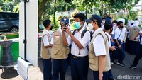 PTM 100 persen ini disebut tetap dilakukan mengikuti SKB 4 Menteri. Namun, pengetatan protokol kesehatan lebih di tingkatan. Tak hanya mewajibkan penggunaan masker, siswa dan guru juga diwajibkan telah divaksinasi COVID-19.