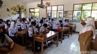 Terkait kegiatan belajar di sekolah, diketahui untuk hari ini kegiatan difokuskan kepada pengarahan kepada siswa-siswi sebelum efektif masuk ke materi pembelajaran. Pengarahan ini seputar diadakannya PTM 100 persen sampai pentingnya menjaga diri dari penularan COVID-19.