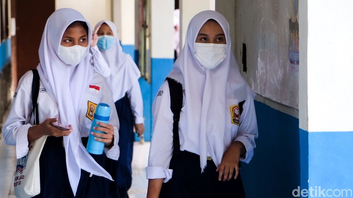 Kota Depok mulai menggelar kegiatan pembelajaran tatap muka (PTM) 100 persen hari ini. Seperti apa suasana hari pertama PTM di SMPN 3 Depok? Lihat yuk.