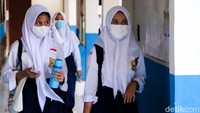 Seperti diketahui, saat ini kasus COVID-19 di Indonesia tengah mengalami kenaikan. Lonjakan kasus COVID-19 di Tanah Air salah satunya dipicu oleh varian Omicron yang disebut lebih mudah menular. Direktur Pencegahan dan Pengendalian Penyakit Menular Langsung (P2PML) Kementerian Kesehatan (Kemenkes RI) dr Siti Nadia Tarmizi kembali mengumumkan penambahan kasus Omicron di Indonesia. Per hari ini, total kasus yang dilaporkan menyentuh 1.600 kasus.
