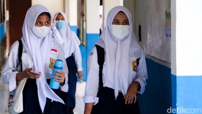 Kota Depok mulai menggelar kegiatan pembelajaran tatap muka (PTM) 100 persen hari ini. Seperti apa suasana hari pertama PTM di SMPN 3 Depok? Lihat yuk.