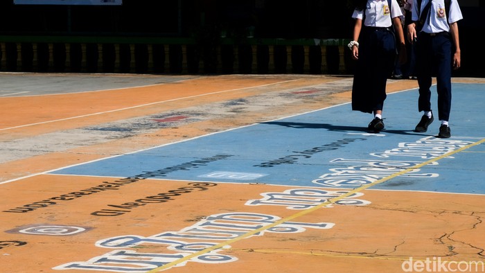 Kota Depok mulai menggelar kegiatan pembelajaran tatap muka (PTM) 100 persen hari ini. Seperti apa suasana hari pertama PTM di SMPN 3 Depok? Lihat yuk.