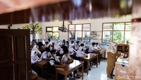 Wali kelas tengah memberikan pengarahan kepada murid kelas IX di SMPN 3 Depok, Kecamatan Sukmajaya, Jawa Barat, Senin (24/1/2022).