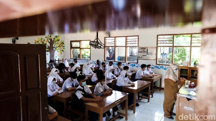 Serba-serbi PTM 100 Persen di Depok yang Mulai Digelar Hari Ini Kota Depok mulai menggelar kegiatan pembelajaran tatap muka (PTM) 100 persen hari ini. Seperti apa suasana hari pertama PTM di SMPN 3 Depok? Lihat yuk.