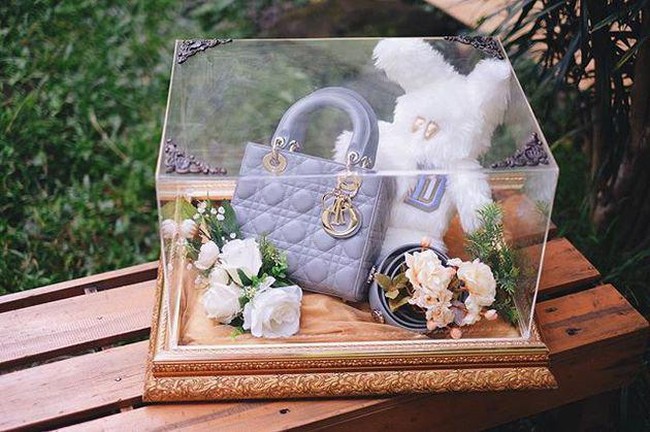 Isi seserahan lamaran Tasya Kamila dan Randi Bachtiar pun tak kalah mewah. Tasya dan Randi menggelar acara lamaran pada 1 Juli 2018. Salah satu isi seserahan lamaran dari Randi untuk Tasya yang mencuri perhatian adalah tas berwarna ungu muda dari merek Dior. Tas tersebut dibanderol dengan harga yang tak main-main, yaitu sekitar Rp 50 juta. Foto: Instagram