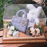 Isi seserahan lamaran Tasya Kamila dan Randi Bachtiar pun tak kalah mewah. Tasya dan Randi menggelar acara lamaran pada 1 Juli 2018. Salah satu isi seserahan lamaran dari Randi untuk Tasya yang mencuri perhatian adalah tas berwarna ungu muda dari merek Dior. Tas tersebut dibanderol dengan harga yang tak main-main, yaitu sekitar Rp 50 juta. Foto: Instagram