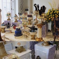 Selanjutnya ada influencer cantik Tasya Farasya yang dilamar oleh pria pujaan hatinya, Ahmad Assegaf pada Desember 2017. Isi seserahan lamarannya pun cukup mencuri perhatian, lantaran dipenuhi dengan barang-barang mewah dan mahal. Seperti yang terlihat dalam foto, tak hanya satu, Ahmad memberikan beberapa tas dan sepatu mewah. Tak hanya itu saja, Ahmad juga memberikan Tasya sebuah kartu kredit. Foto: Instagram