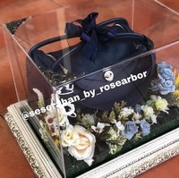 Paula Verhoeven dan Baim Wong saling bertukar seserahan saat midodareni menjelang pernikahannya. Mulai dari sneakers hingga tas ratusan juta tampak diberikan Baim Wong untuk Paula. Tas Hermes seri Lindy yang berwarna navy itu dibanderol dengan harga setara harga mobil, yaitu sekitar Rp 114 juta. Foto: Instagram