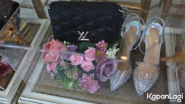 Tak kalah mewah, isi seserahan lamaran Rizky Billar dan Lesti Kejora pun tampak mencuri perhatian. Melangsungkan acara lamaran pada 13 Juni 2021, Rizky Billar memberikan Lesti seserahan yang berisi tas berwarna hitam dari merek Louis Vuitton dan sebuah heels cantik berwarna silver dari Christian Louboutin. Foto: Instagram