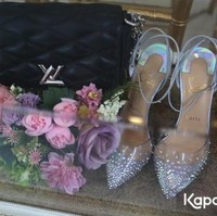 Tak kalah mewah, isi seserahan lamaran Rizky Billar dan Lesti Kejora pun tampak mencuri perhatian. Melangsungkan acara lamaran pada 13 Juni 2021, Rizky Billar memberikan Lesti seserahan yang berisi tas berwarna hitam dari merek Louis Vuitton dan sebuah heels cantik berwarna silver dari Christian Louboutin. Foto: Instagram