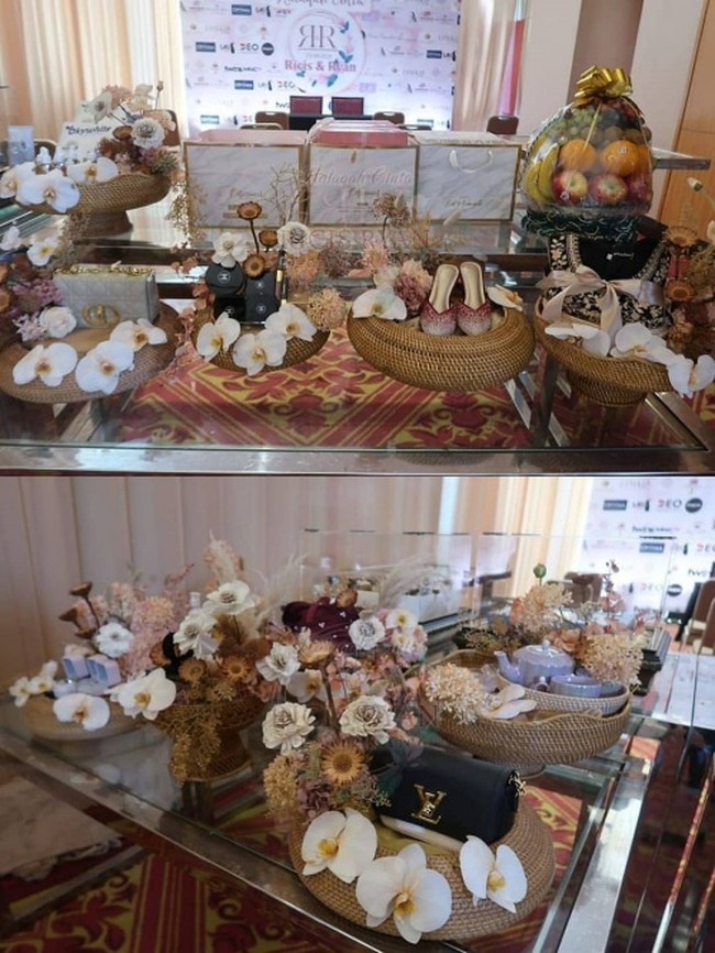 Di hari lamarannya, Teuku Ryan tampak memberikan Ria Ricis seserahan yang berisi barang-barang mewah. Mulai dari makeup, tas, hingga sepatu, hampir seluruhnya berasal dari merek-merek ternama. Teuku Ryan memberikan Ricis tas dengan warna berbeda. Yang satu berwarna krem dan berasal dari merek Dior, sedangkan lainnya berwarna hitam keluaran Louis Vuitton. Foto: Instagram