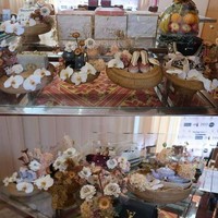 Di hari lamarannya, Teuku Ryan tampak memberikan Ria Ricis seserahan yang berisi barang-barang mewah. Mulai dari makeup, tas, hingga sepatu, hampir seluruhnya berasal dari merek-merek ternama. Teuku Ryan memberikan Ricis tas dengan warna berbeda. Yang satu berwarna krem dan berasal dari merek Dior, sedangkan lainnya berwarna hitam keluaran Louis Vuitton. Foto: Instagram