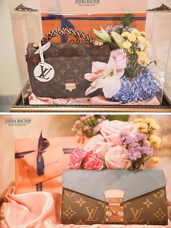 Roger Danuarta memilih barang seserahan lamaran mewah untuk istri tercinta, Cut Meyriska. Dalam prosesi lamaran yang digelar pada 28 Juli 2019 terlihat Roger memberikan Cut Meyriska tas dan dompet dari merek ternama, Louis Vuitton. Tas Monogram Canvas Pochette Metis with Braided Handle itu dibanderol dengan harga sekitar Rp 38 juta, sementara dompet dengan tipe Pallas Wallet diperkirakan berkisar Rp 12,5 juta. Foto: Instagram