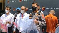 Sejumlah barang bukti juga diamankan.