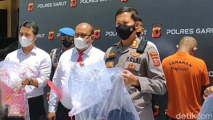 Pelaku pembunuhan pedagang jamu di Garut pada 20 Desember 2020 lalu akhirnya tertangkap. Pelaku ternyata suami korban bernama Yusup Adi (41).