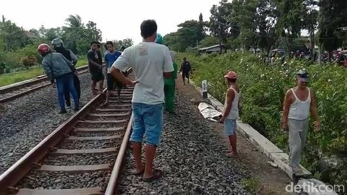 tewas tertabrak kereta