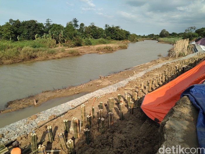 Tiga rumah di Kecamatan Cabangbungin, Kabupaten Bekasi terkena longsor tanggul Citarum. Warga berharap mendapatkan ganti rugi dan tanggul diperbaiki. (Rifqi Mahdi Rizqullah/detikcom)