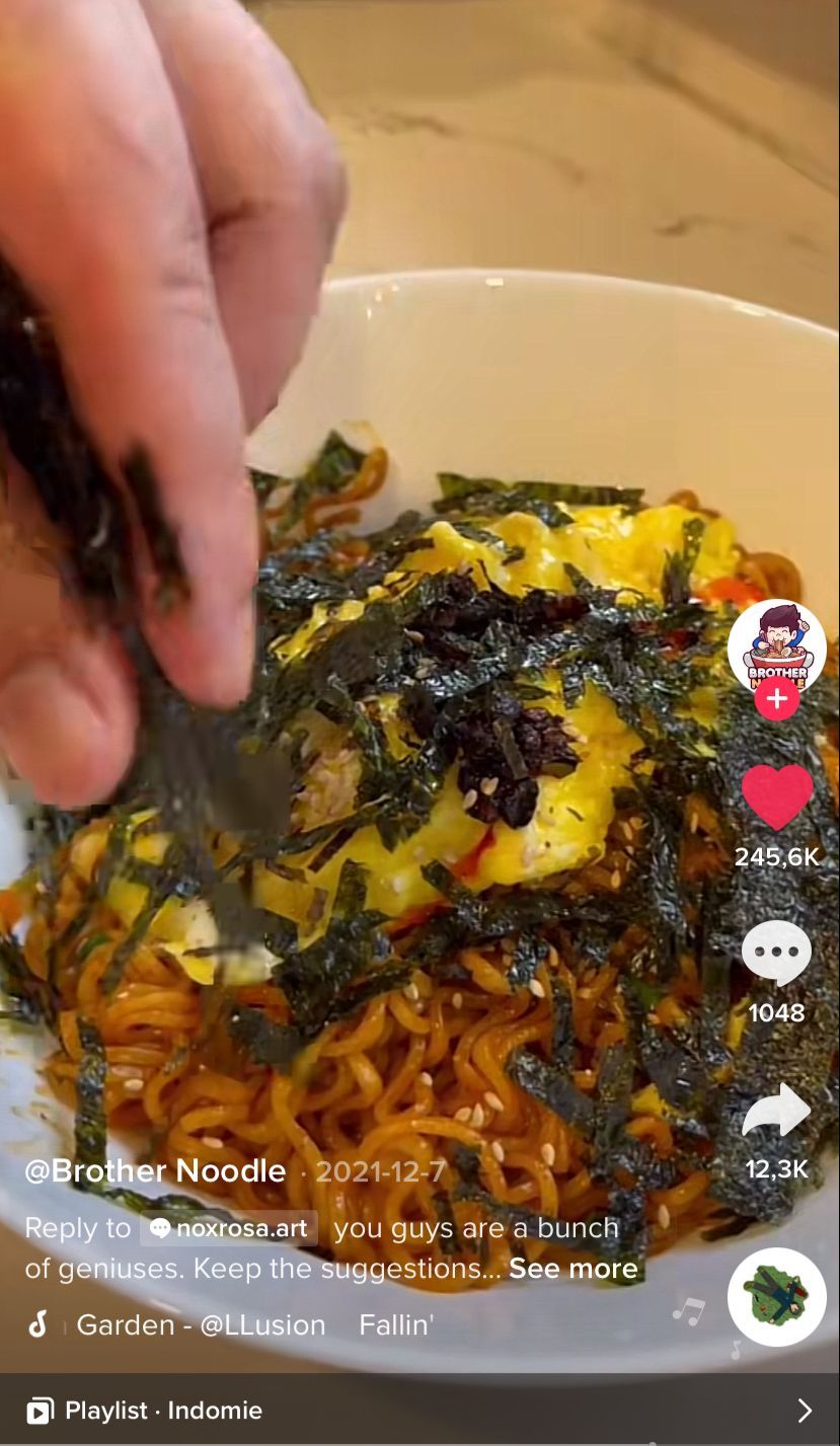 TikToker Bikin Indomie Goreng Campur Samyang, Tampilannya Bikin Ngiler!