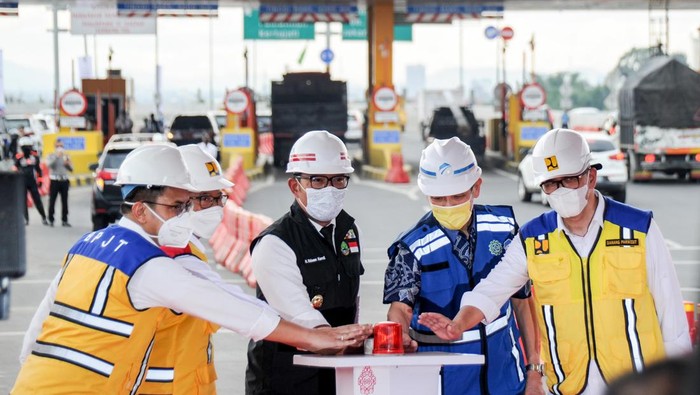Tol Cisumdawu Ruas Cileunyi-Pamulihan Resmi Dibuka, Gratis 2 Minggu Foto udara simpang susun Jalan Tol Purbaleunyi dan Jalan Tol Cileunyi-Sumedang-Dawuan (Cisumdawu) di Cileunyi, Kabupaten Bandung, Jawa Barat, Senin (24/1/2022). Gubernur Jawa Barat bersama Kementerian PUPR meresmikan Jalan Tol Cisumdawu seksi I Cileunyi-Pamulihan yang memiliki panjang 11,71 kilometer dan menggratiskan biaya tol bagi masyarakat selama dua pekan. ANTARA FOTO/Raisan Al Farisi/tom.