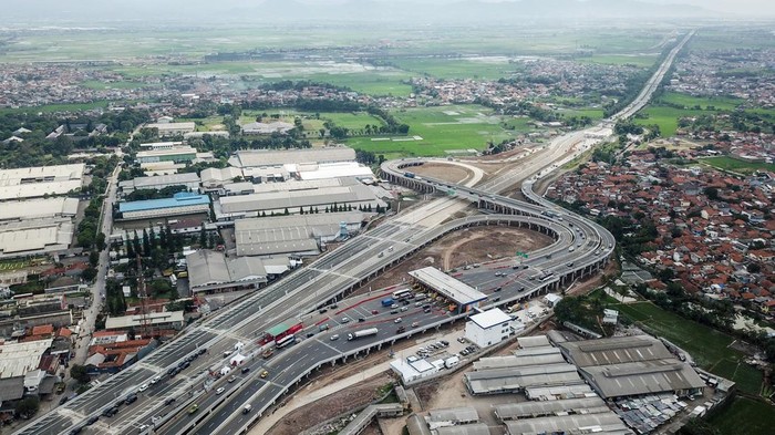 Tol Cisumdawu Ruas Cileunyi-Pamulihan Resmi Dibuka, Gratis 2 Minggu Foto udara simpang susun Jalan Tol Purbaleunyi dan Jalan Tol Cileunyi-Sumedang-Dawuan (Cisumdawu) di Cileunyi, Kabupaten Bandung, Jawa Barat, Senin (24/1/2022). Gubernur Jawa Barat bersama Kementerian PUPR meresmikan Jalan Tol Cisumdawu seksi I Cileunyi-Pamulihan yang memiliki panjang 11,71 kilometer dan menggratiskan biaya tol bagi masyarakat selama dua pekan. ANTARA FOTO/Raisan Al Farisi/tom.