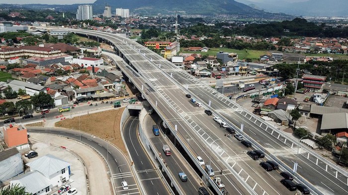 Foto udara simpang susun Jalan Tol Purbaleunyi dan Jalan Tol Cileunyi-Sumedang-Dawuan (Cisumdawu) di Cileunyi, Kabupaten Bandung, Jawa Barat, Senin (24/1/2022). Gubernur Jawa Barat bersama Kementerian PUPR meresmikan Jalan Tol Cisumdawu seksi I Cileunyi-Pamulihan yang memiliki panjang 11,71 kilometer dan menggratiskan biaya tol bagi masyarakat selama dua pekan. ANTARA FOTO/Raisan Al Farisi/tom.