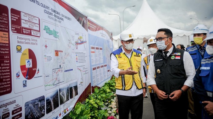 Foto udara simpang susun Jalan Tol Purbaleunyi dan Jalan Tol Cileunyi-Sumedang-Dawuan (Cisumdawu) di Cileunyi, Kabupaten Bandung, Jawa Barat, Senin (24/1/2022). Gubernur Jawa Barat bersama Kementerian PUPR meresmikan Jalan Tol Cisumdawu seksi I Cileunyi-Pamulihan yang memiliki panjang 11,71 kilometer dan menggratiskan biaya tol bagi masyarakat selama dua pekan. ANTARA FOTO/Raisan Al Farisi/tom.