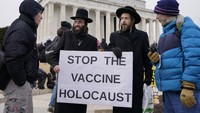 Sejumlah orang membawa poster berisi kritik dan penolakan atas aturan wajib masker di AS saat berkumpul di Lincoln Memorial, Washington DC.