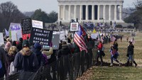 Seperti dilansir AFP, Senin (24/1/2022), satu per satu pembicara menyampaikan orasi mengecam aturan wajib vaksin tersebut di hadapan para demonstran yang berkumpul di depan Lincoln Memorial pada Minggu (23/1) waktu setempat.